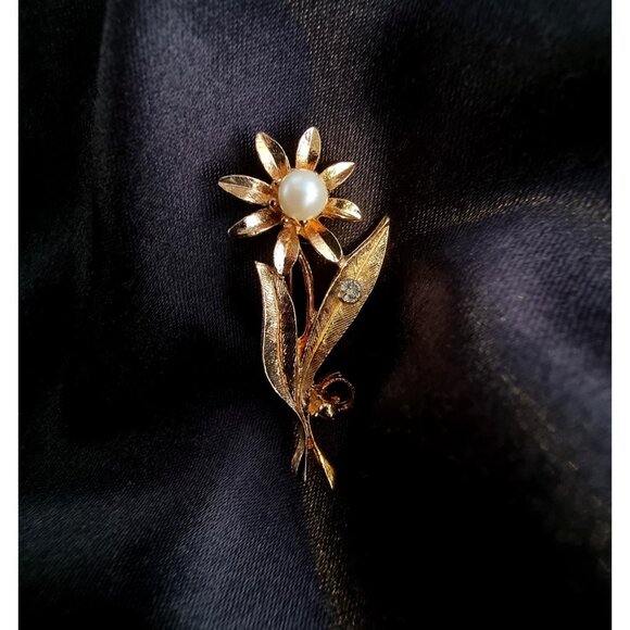 Vintage Gold Toned Flower with Clear Crystal and Faux Pearl Brooch Pin - Picture 2 of 5